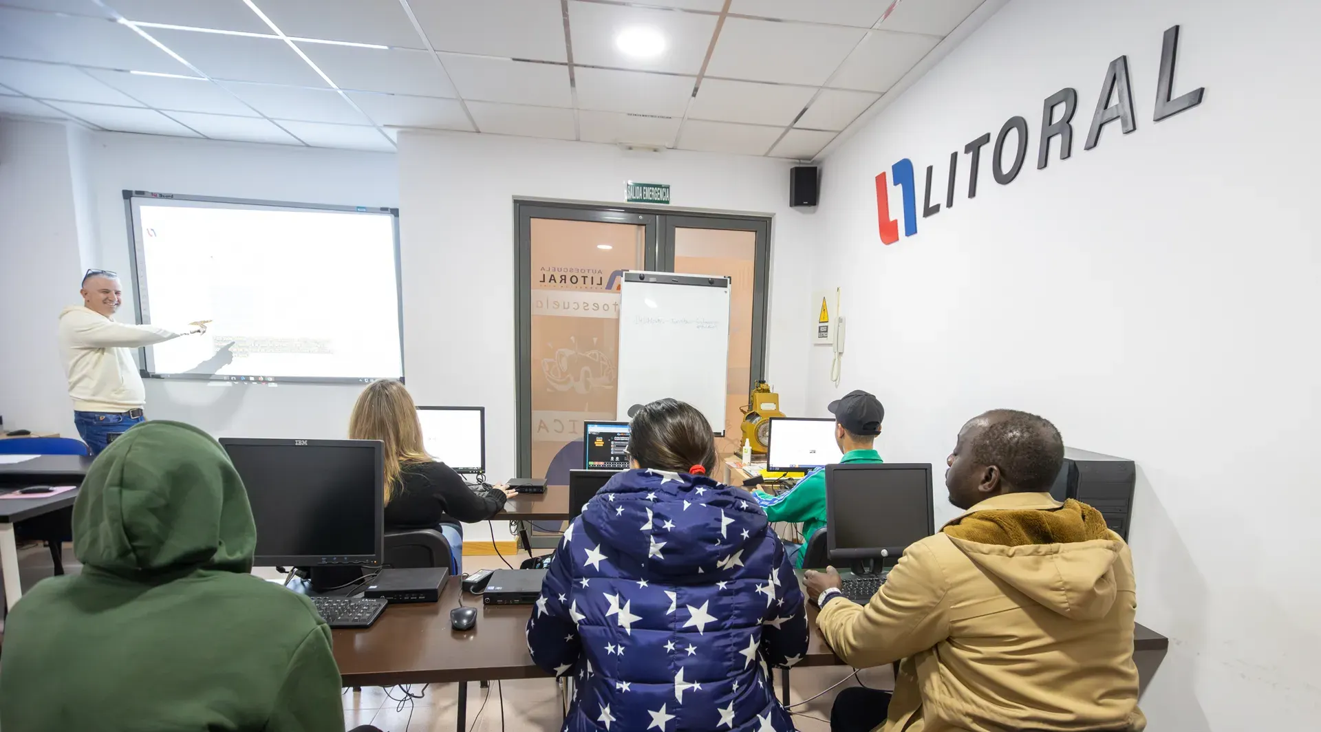 Autoescuela Litoral clase de permisos de conducción enfocadas en ti