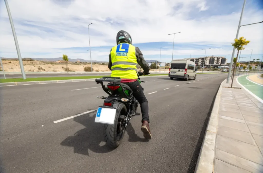 Motorista en practicas autoescuela litoral